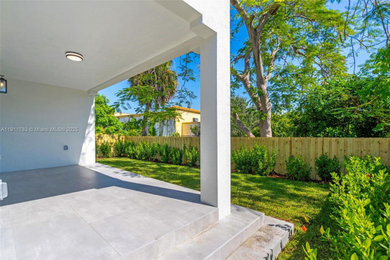 Home design - mid-century modern home design idea in Miami