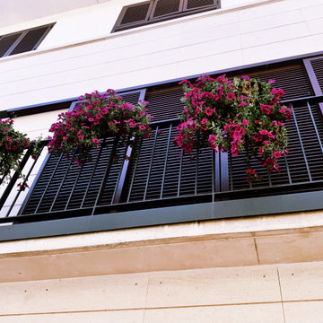 Fachada principal | Balcón de flores | CASA DEL PATIO