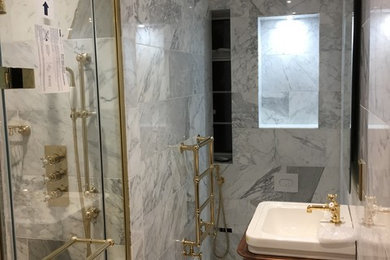 ロンドンにある高級なエクレクティックスタイルのおしゃれな浴室の写真