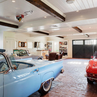 ボストンの巨大なビーチスタイルのおしゃれなガレージ (3台用) の写真
