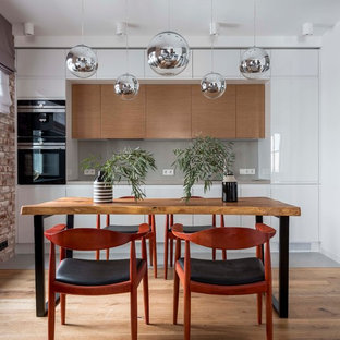 Удачное сочетание для дизайна помещения: гостиная-столовая в современном стиле с белыми стенами, паркетным полом среднего тона и коричневым полом - самое интересное для вас