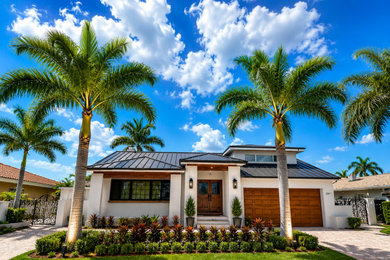 Example of an exterior home design in Tampa