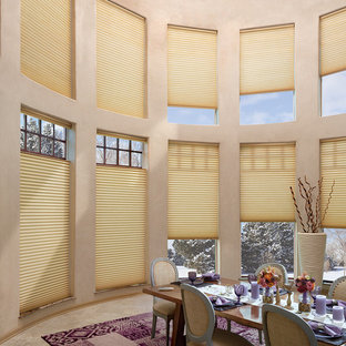 Großes Modernes Esszimmer mit beiger Wandfarbe, Teppichboden und lila Boden in New York