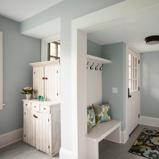 Неиссякаемый источник вдохновения для домашнего уюта: маленький тамбур в классическом стиле с синими стенами, полом из линолеума, одностворчатой входной дверью и белой входной дверью