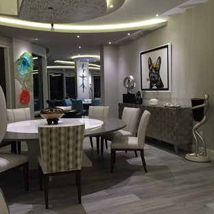 シンシナティの中サイズのコンテンポラリースタイルのLDKの画像 (グレーの壁、淡色無垢フローリング、暖炉なし)