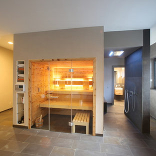 ミュンヘンの巨大なコンテンポラリースタイルのおしゃれな多目的ジム (ベージュの壁、レンガの床、ベージュの床) の写真