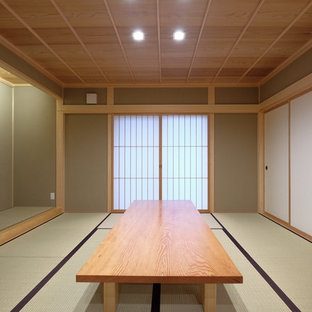 Esempio di una piccola camera degli ospiti etnica con pareti verdi, pavimento in tatami, nessun camino e pavimento verde