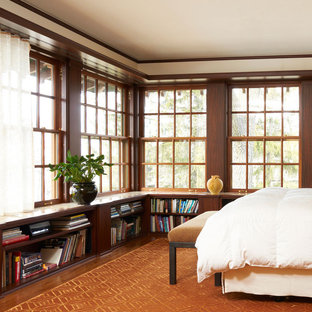 Aménagement d'une chambre classique avec un mur beige, un sol en bois foncé et un sol orange.