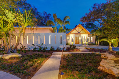 Inspiration for a front yard landscaping in Tampa.