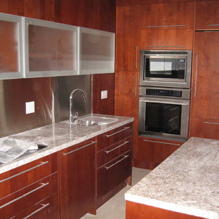 Новый формат декора квартиры: маленькая параллельная кухня в стиле модернизм с обеденным столом, тройной раковиной, плоскими фасадами, фасадами цвета дерева среднего тона, столешницей из кварцевого композита, фартуком цвета металлик, техникой из нержавеющей стали, полом из керамической плитки и островом