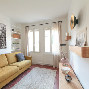 Cette photo montre une chambre d'amis scandinave de taille moyenne avec un mur blanc, un sol en carreau de terre cuite, aucune cheminée et un sol rouge.