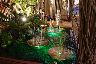 他の地域にあるラグジュアリーな小さな、夏のモダンスタイルのおしゃれな中庭 (ゼリスケープ、池、日陰) の写真