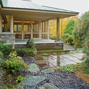 Inspiration pour un jardin arrière asiatique l'automne avec des pavés en pierre naturelle.