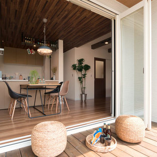 他の地域のアジアンスタイルのおしゃれな横庭のデッキ (張り出し屋根) の写真