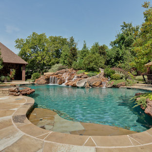 Klassischer Schwimmteich in individueller Form mit Wasserrutsche in Dallas