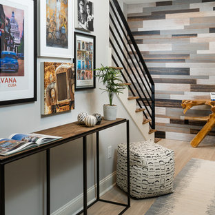 Foto di un piccolo ingresso o corridoio moderno con pareti grigie, parquet chiaro e pavimento giallo