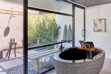 Trendy bathroom photo in Jacksonville