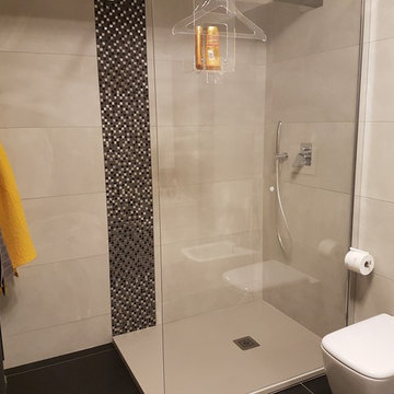Bagno moderno con piano in rovere