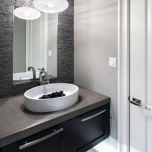 Bäder mit Schrankfronten im Shaker-Stil und Kalkstein-Waschbecken