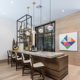 マイアミのコンテンポラリースタイルのおしゃれなウェットバー (アンダーカウンターシンク、中間色木目調キャビネット、淡色無垢フローリング、ベージュの床、グレーのキッチンカウンター) の写真