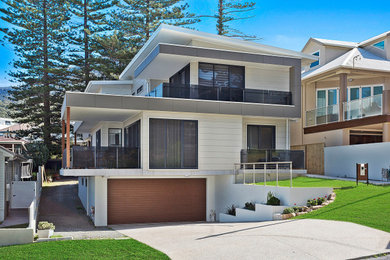 Inspiration for a large contemporary home design in Sydney.
