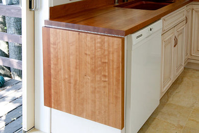 Diseño de cocina actual pequeña cerrada con armarios estilo shaker y suelo de corcho