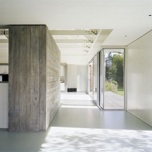 Создайте стильный интерьер: прихожая в морском стиле с белыми стенами и деревянным полом - последний тренд