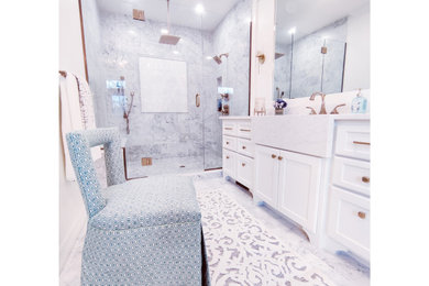 Immagine di una stanza da bagno padronale tradizionale di medie dimensioni con ante bianche, piastrelle bianche, piastrelle di marmo, top in quarzo composito, pavimento bianco e mobile bagno incassato