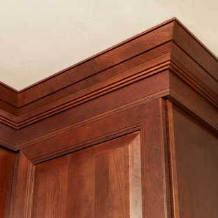 Große Moderne Küche in U-Form mit dunklen Holzschränken, Kücheninsel, Küchengeräten aus Edelstahl, dunklem Holzboden, Vorratsschrank, Unterbauwaschbecken, Schrankfronten im Shaker-Stil, Granit-Arbeitsplatte, Küchenrückwand in Braun und Rückwand aus Zementfliesen in Atlanta