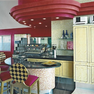 ニューヨークの中サイズのシャビーシック調のおしゃれなウェットバー (アンダーカウンターシンク、家具調キャビネット、黄色いキャビネット、御影石カウンター、黄色いキッチンパネル、モザイクタイルのキッチンパネル、大理石の床) の写真