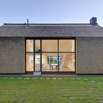 Wohnhaus am Wald mit großem Fenster