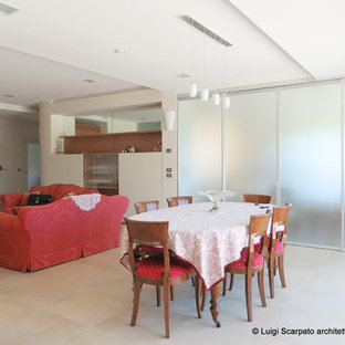 ナポリの広いコンテンポラリースタイルのLDKの画像 (ベージュの壁、磁器タイルの床、ベージュの床)