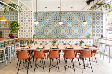 Imagen de comedor de cocina contemporáneo de tamaño medio con paredes multicolor, suelo de madera clara y suelo marrón