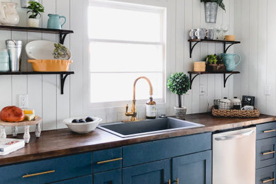Kitchen - country kitchen idea in Charlotte