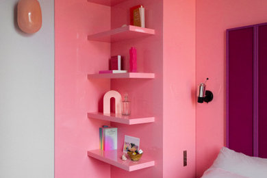 Inspiration pour une petite chambre design avec un mur rose et un sol beige.