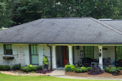 Diseño de fachada de casa blanca y negra clásica de tamaño medio de una planta con revestimiento de ladrillo, tejado a dos aguas y tejado de teja de madera