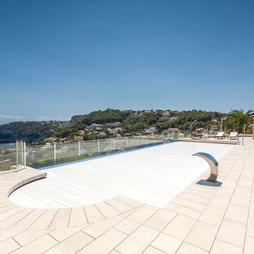 Piscina desbordante con cubierta automática