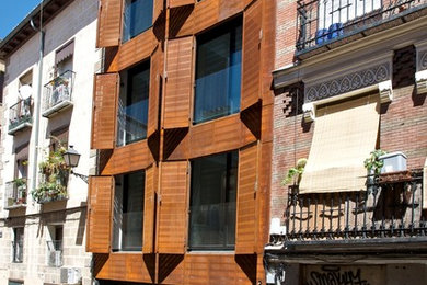 Design ideas for a mid-sized contemporary three-storey exterior in Madrid with mixed siding.