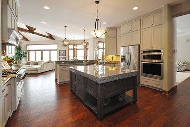 Example of a classic kitchen design in Milwaukee