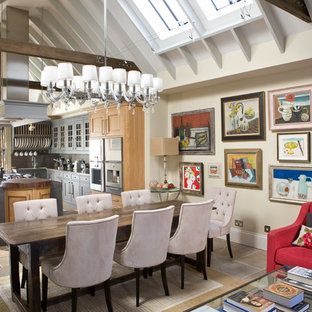 На фото: гостиная-столовая среднего размера в классическом стиле с бежевыми стенами и полом из известняка с