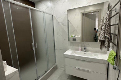 На фото: ванная комната среднего размера в современном стиле с фасадами в стиле шейкер, белыми фасадами, душем в нише, инсталляцией, тумбой под одну раковину и подвесной тумбой с