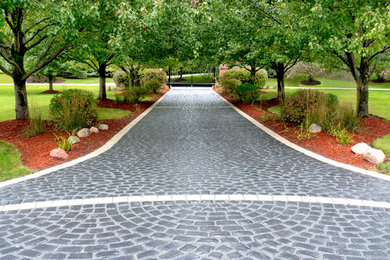 Inspiration for a traditional landscaping in Chicago.