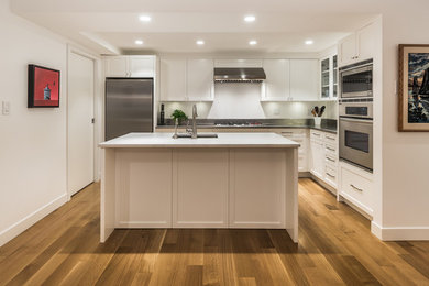 Transitional kitchen photo in Vancouver