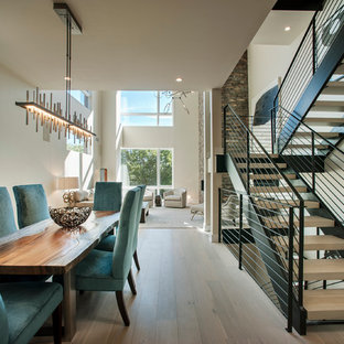 フィラデルフィアのコンテンポラリースタイルのLDKの画像 (白い壁、淡色無垢フローリング)