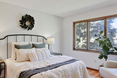 ミネアポリスにある中くらいなミッドセンチュリースタイルのおしゃれな客用寝室 (グレーの壁、無垢フローリング、暖炉なし、茶色い床) のレイアウト