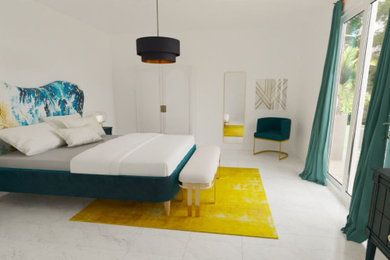 他の地域にあるトランジショナルスタイルのおしゃれな主寝室 (白い壁、大理石の床、白い床) のレイアウト