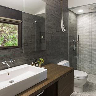 Idée de décoration pour une douche en alcôve vintage avec une vasque, un placard à porte plane, des portes de placard en bois sombre, un carrelage gris et du carrelage en ardoise.