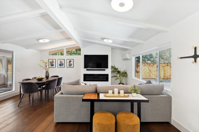 Example of a transitional living room design in San Francisco