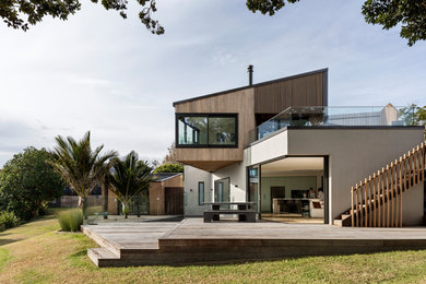Mittelgroßes, Zweistöckiges Maritimes Haus mit brauner Fassadenfarbe, Blechdach, braunem Dach und Wandpaneelen in Auckland