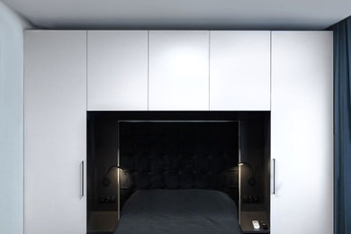 Diseño de dormitorio blanco y madera contemporáneo de tamaño medio